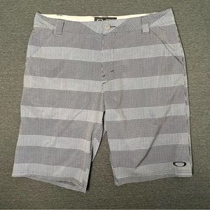 OAKLEY Lightweight Grey Stripe Stretch Quick Dry Shorts Sz 34